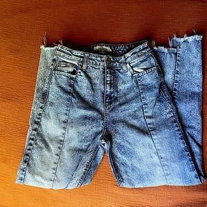 Women’s size 7 Cello light-wash, middle seam jeans.